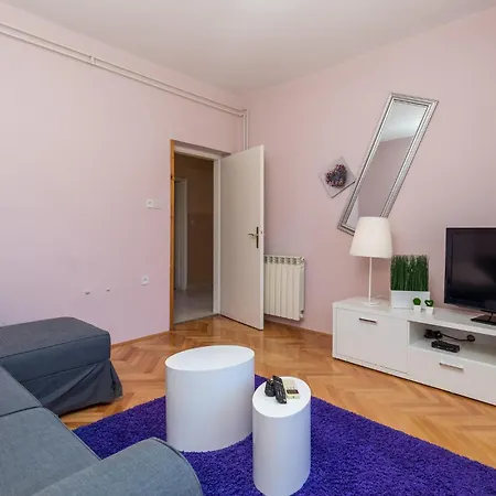 Lovely In Barbat בית נופש *