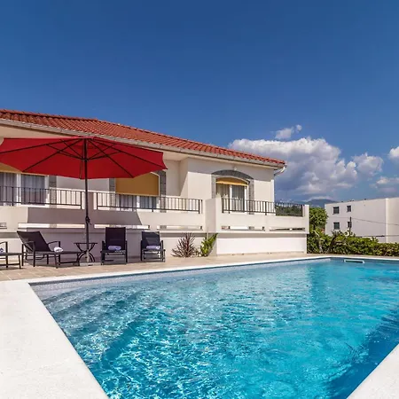 In Barbat With Outdoor Swimming Pool Barbat na Rabu