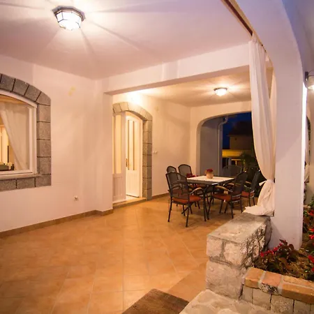 Lovely In Barbat בית נופש *