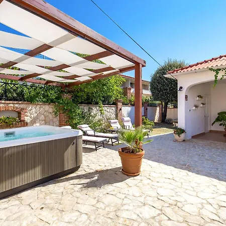 Lovely In Barbat בית נופש *